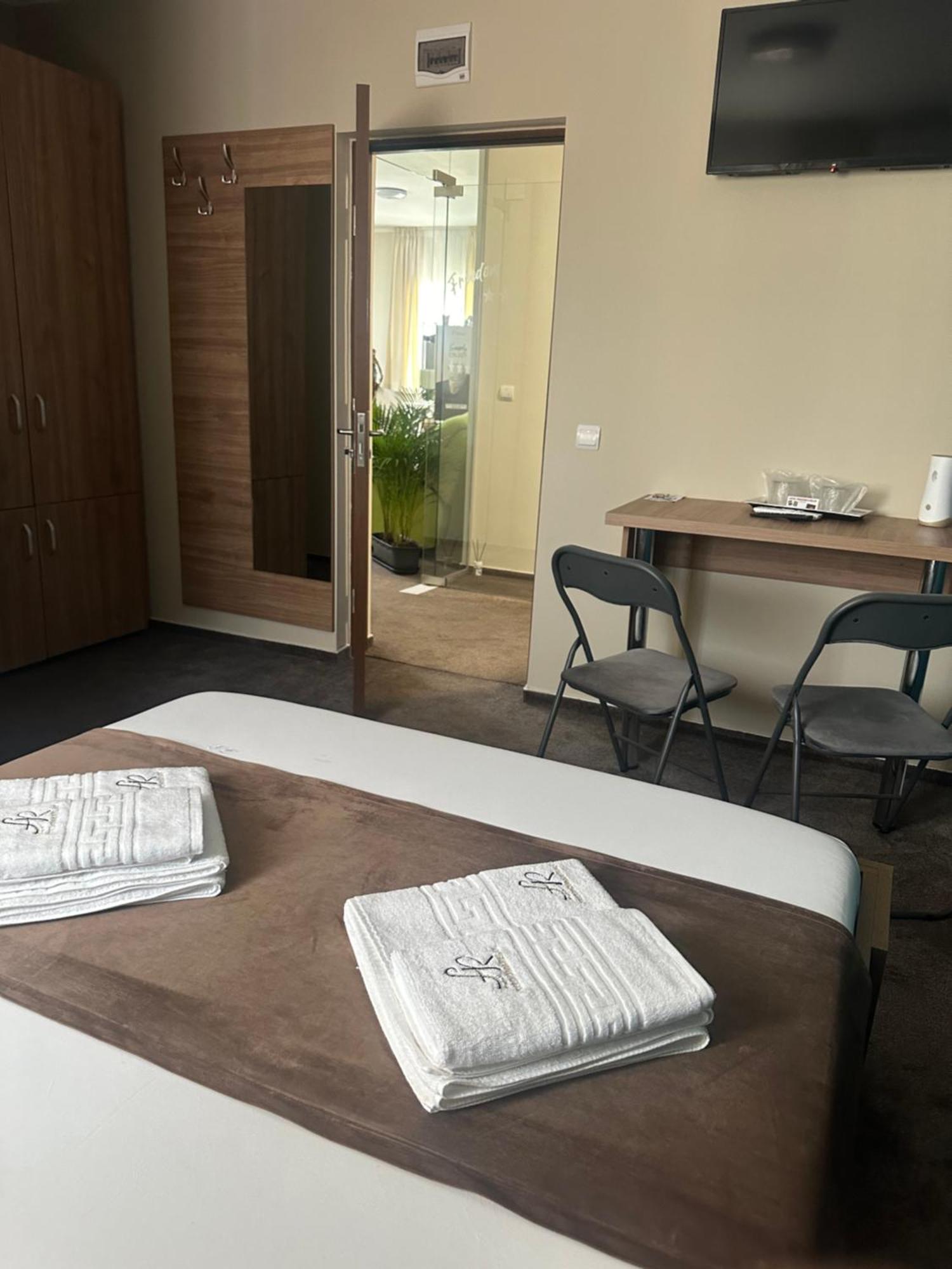 Hotel Freedom&Relax à Buzău Extérieur photo
